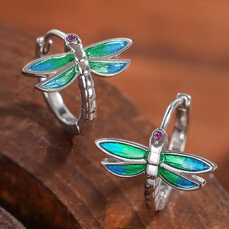 Huitan Damen-Creolen in Libellenform, silberfarben, für Party und Alltag, trendiges Accessoire, mit glänzenden Zirkonia-Steinen, vielseitiger Tierschmuck