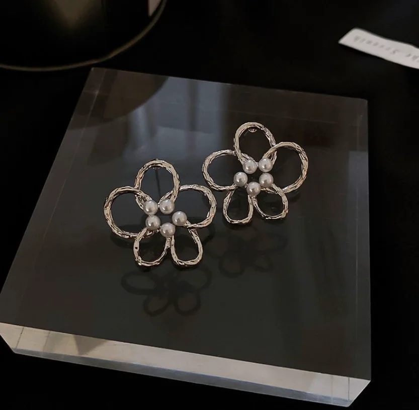 2022 new trend S925 silver needle Pearl Flower hollow simple design Earrings for women Fashion Jewelry