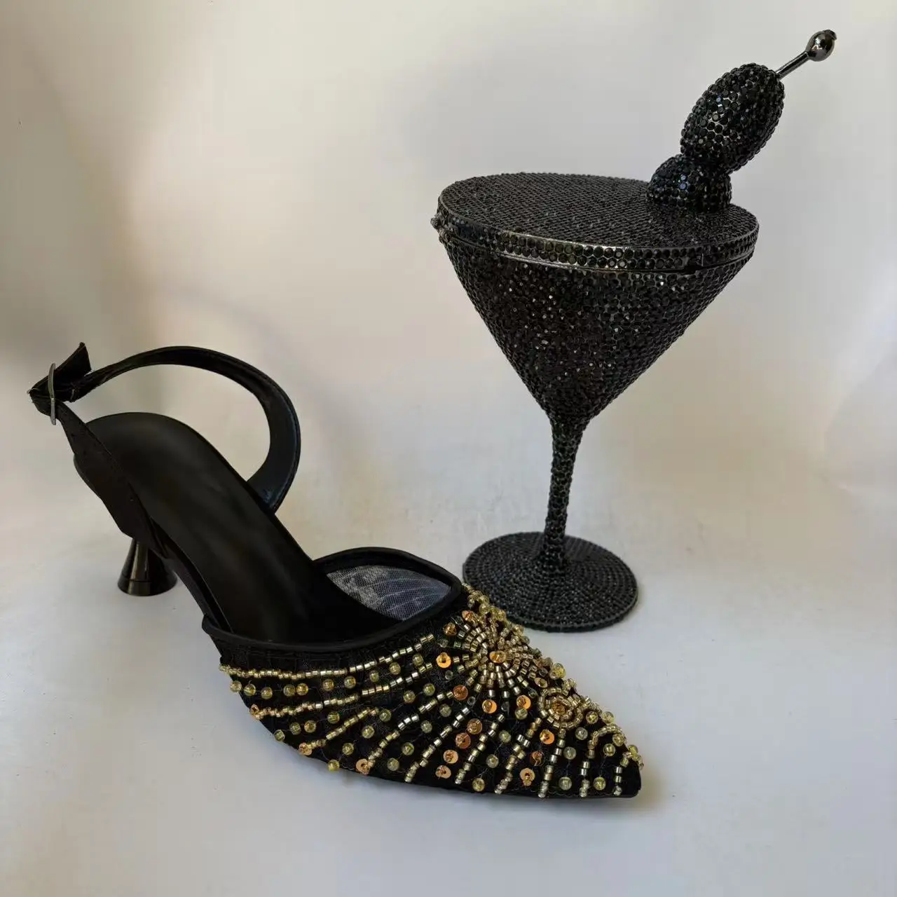 

LNATISNOVA Роскошные черные босоножки с острым носком и стразами, в комплекте с вечерней сумкой, женские туфли-лодочки на каблуке-рюмочке с ремешком на пятке