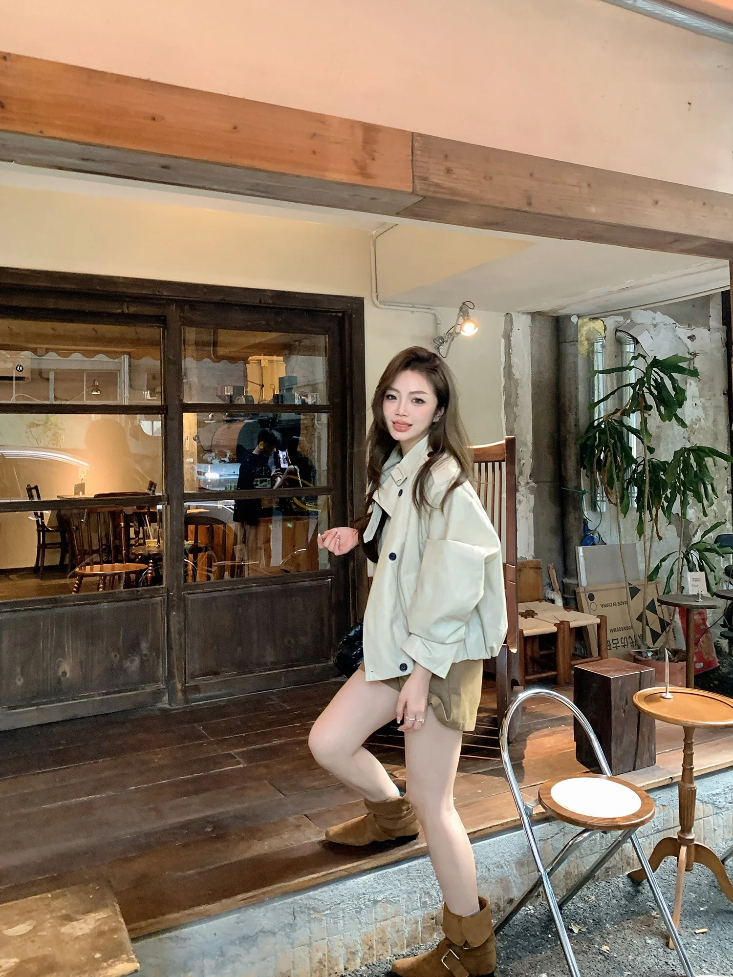 Chaqueta de cuero PU con cuello alto para mujer, estilo adelgazante, nueva colección de otoño, abrigo de manga larga de doble botonadura con sensación de alta gama.