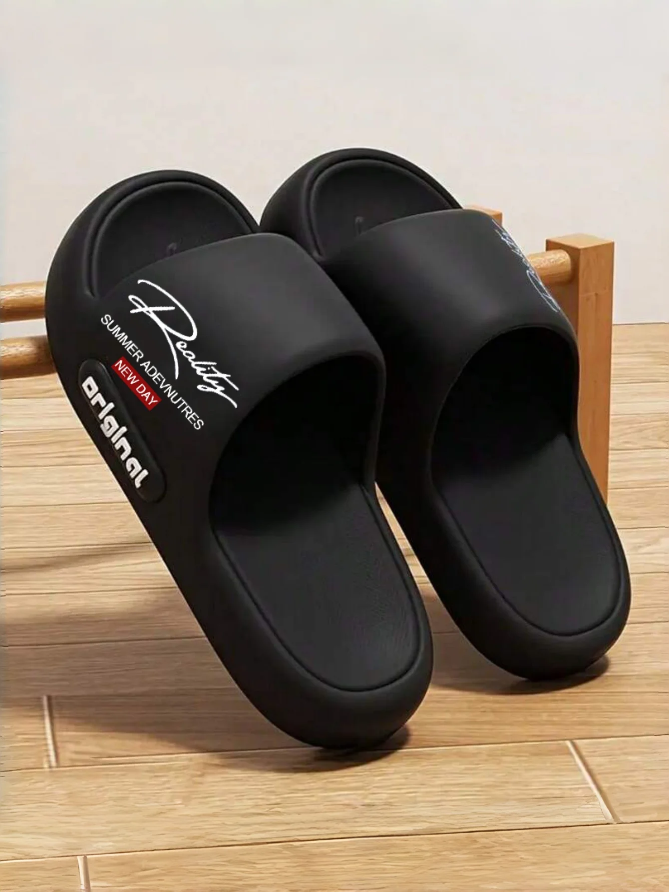 

Новые повседневные мужские тапочки с инновационным дизайном, мягкой подошвой из ЭВА, легкие домашние тапочки, высококачественные эксклюзивные брендовые тапочки