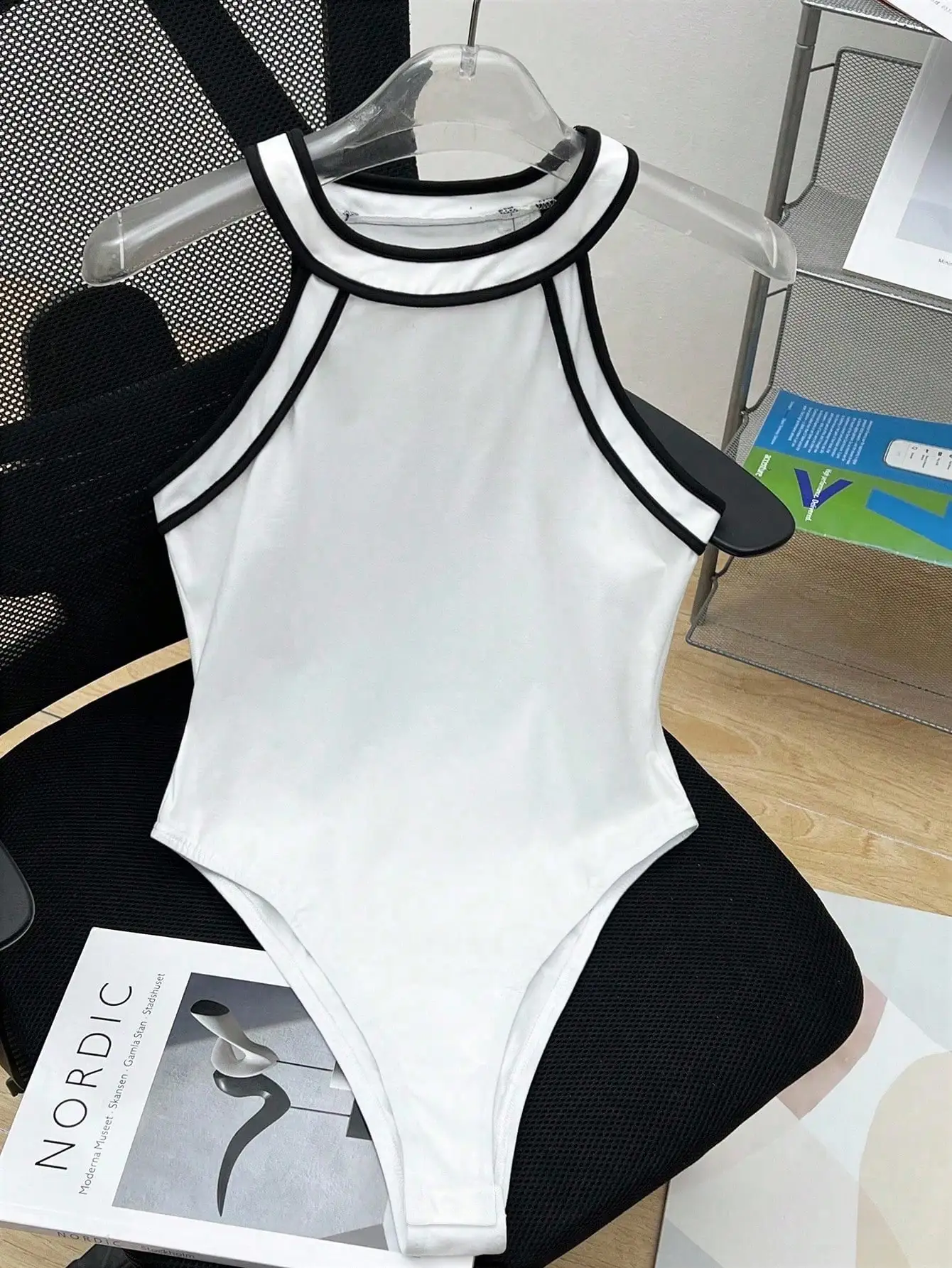 

Женское белое боди с вырезом халтер и черной контрастной отделкой