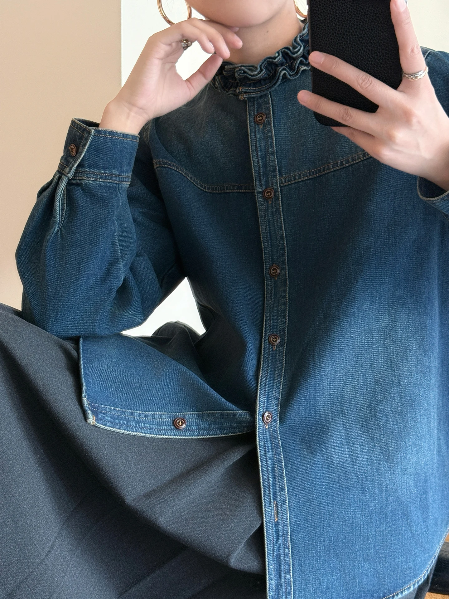 

Женская хлопковая рубашка WANGER Artistic Overture синего цвета из мягкого денима, с воланами, воротником-стойкой, свободного кроя, повседневного силуэта