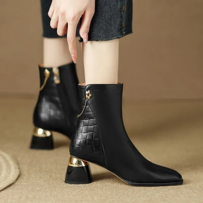 

2026 Metal chain thick heel women's ankle boots velvet winter fashion square head plus fleece slim all matching high heel shoes