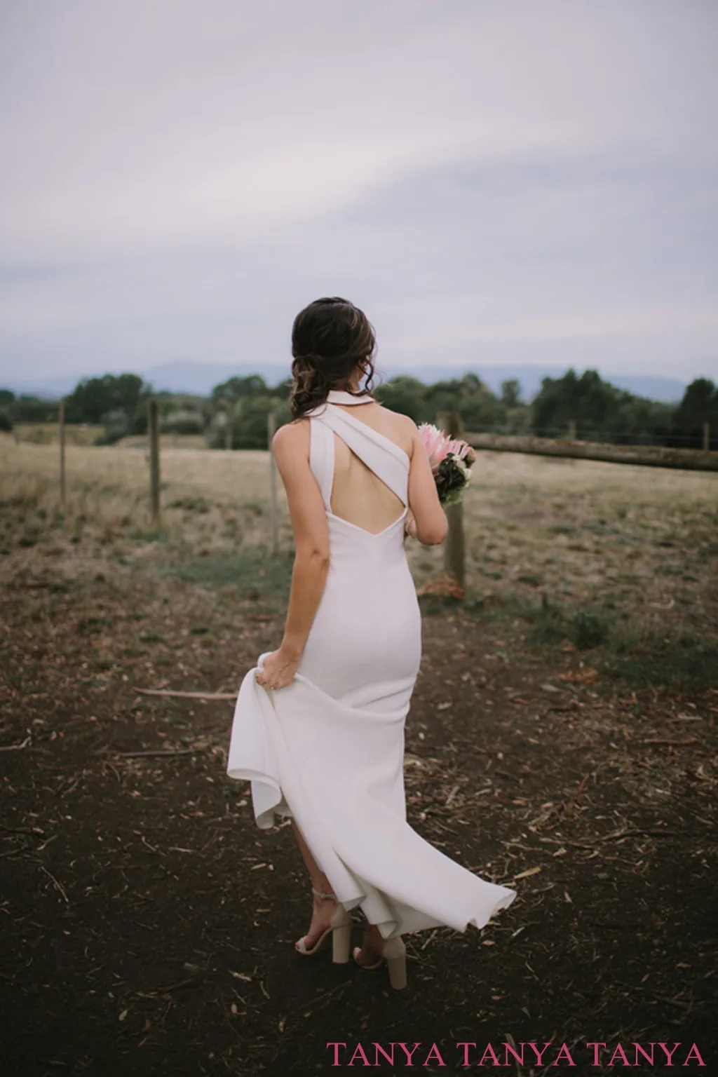 Vestido de novia de cola de pez con abertura lateral alta y cuello alto sin mangas, vestido de novia elegante con Espalda descubierta, personalizado SWD847