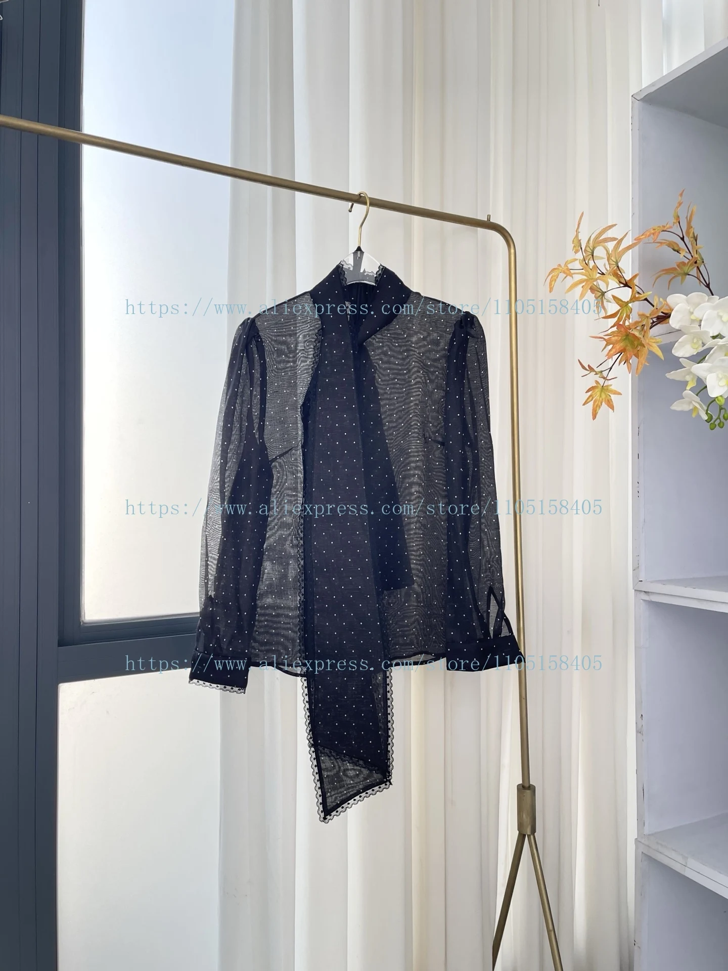 

Элегантный комплект из блузки с длинными рукавами и брюк с черным точечным принтом 2025 года