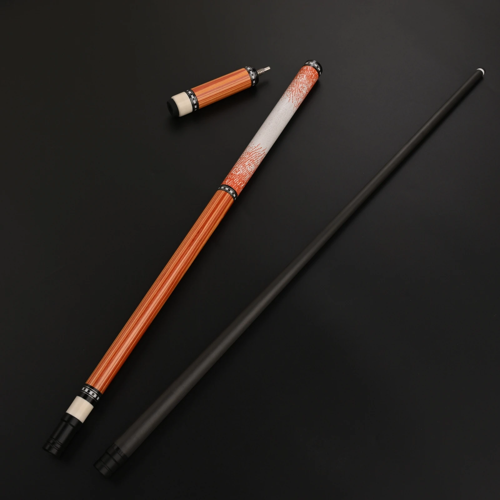 12,4 mm koolstofvezel schacht, lage afbuiging, 3-delige versnelde taper, 58" Amerikaanse 9-ball met hagedisnerf wrap