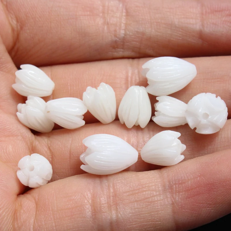 Hanyuanbeads 20Pcs Carved Jasmine Flower Artificial coral beads Beige color for Jewelry Braclet Necklace Earring making DIY