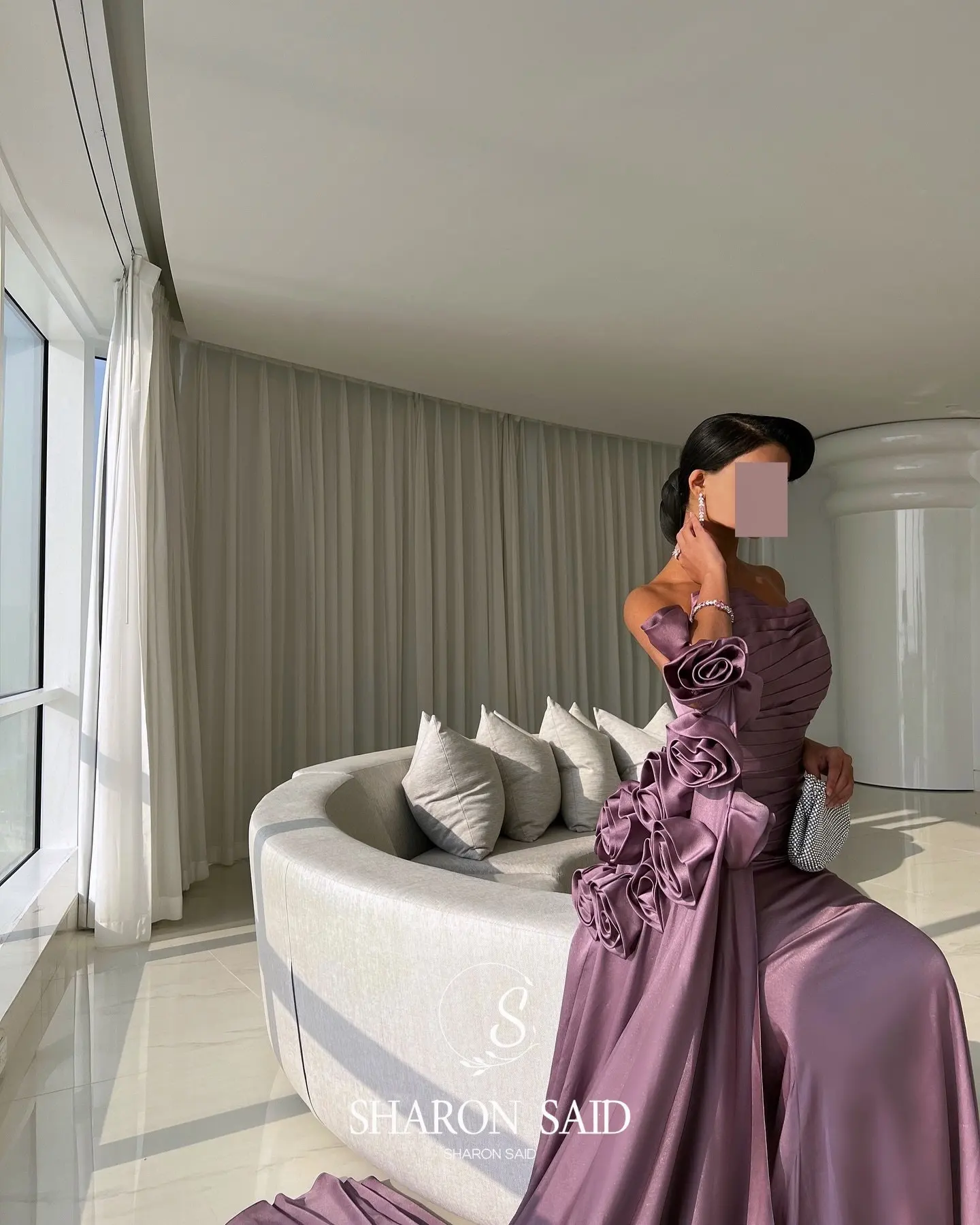 シャロンは紫のストラップレスプリーツイブニングドレスローズゴールド 3D 花ケープ女性の結婚式のフォーマルガウン SF263 カスタマイズ