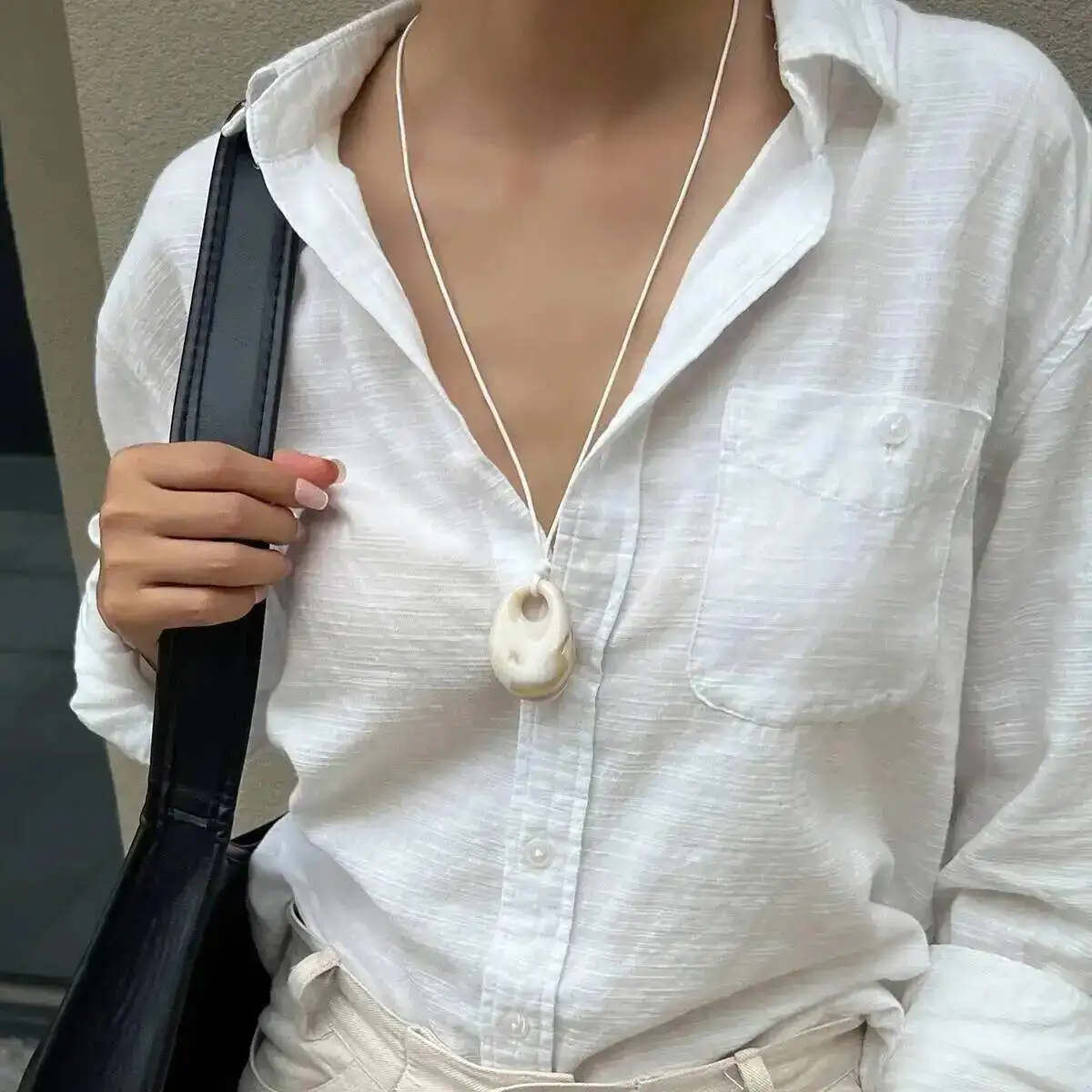 Lacteo 4 colori moda semplice irregolare collana con pendente in resina rossa per le donne 2025 nuovo punk unico catene lunghe collane gioielli