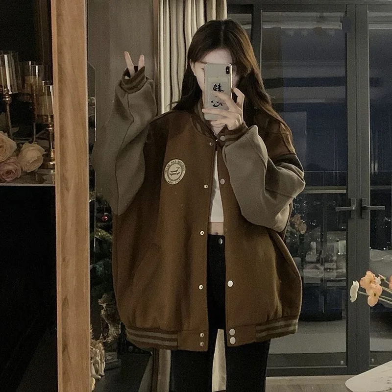 سترة بيسبول نسائية جديدة من الصوف السميك لعام 2025 سترة فضفاضة غير رسمية ملابس رياضية للخريف والشتاء موضة فضفاضة نحو