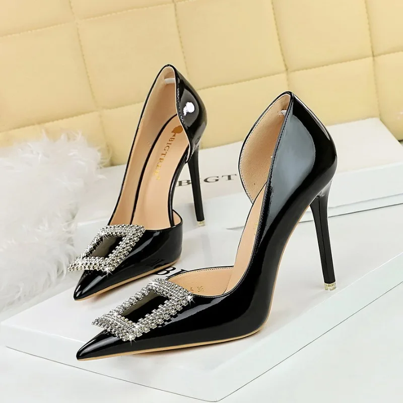

10cm Women's Pumps and Heels Luxury Patent Leather Women Sandals Pointed Tip Rhinestone Metal Buckle Women Shoes Sandalias Mujer
