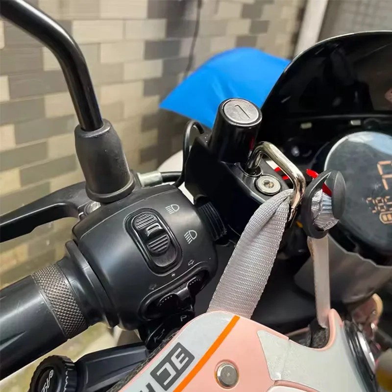 يصلح ل KYMCO Xciting 250 300 400 AK550 CT250 CT300 S400 DOWNTOWN 2025 دراجة نارية الملحقات خوذة باستخدام الحاسب الآلي قفل خوذة مضادة للسرقة