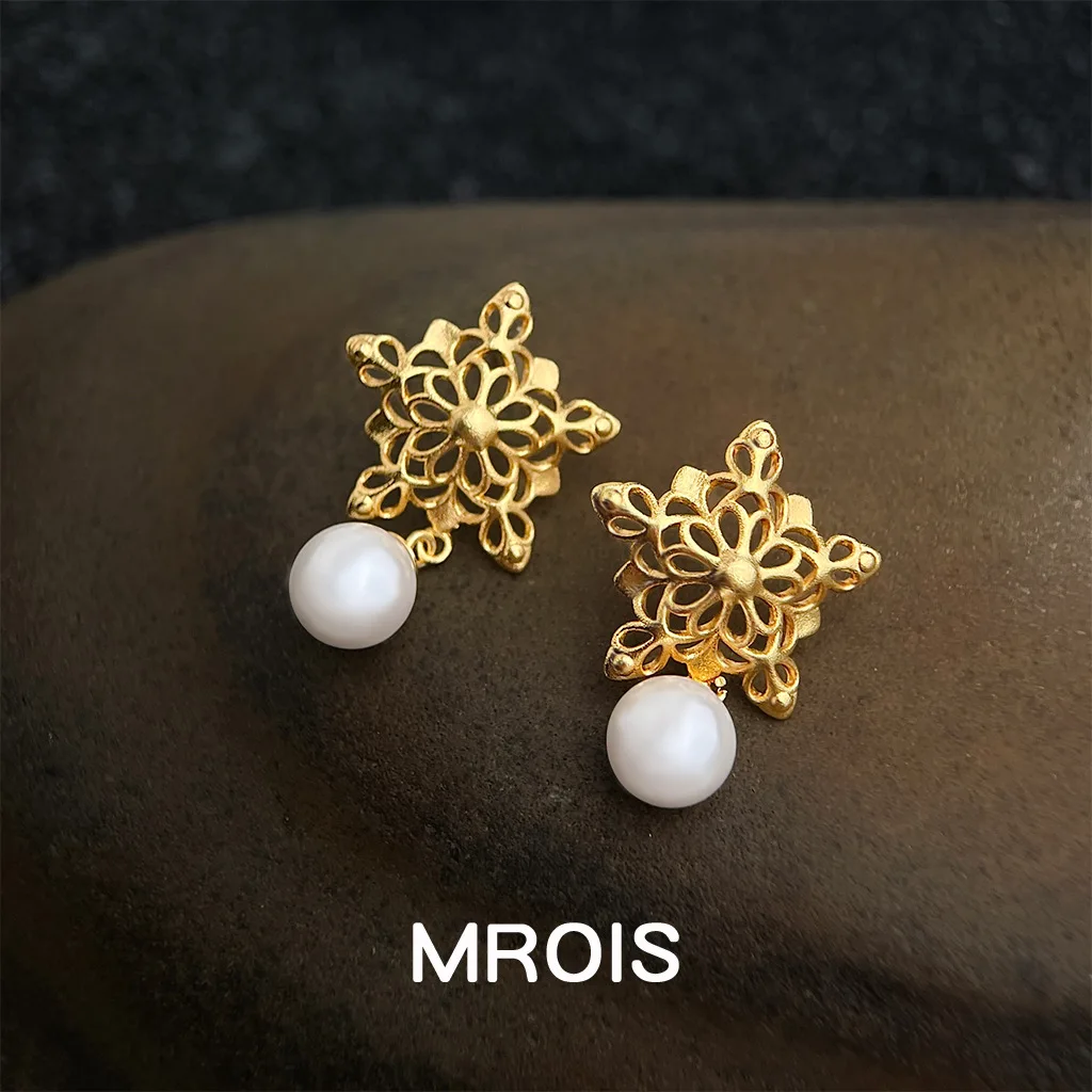 Original hollow five-pointed star flower pearl earrings French retro light luxury high-end earrings