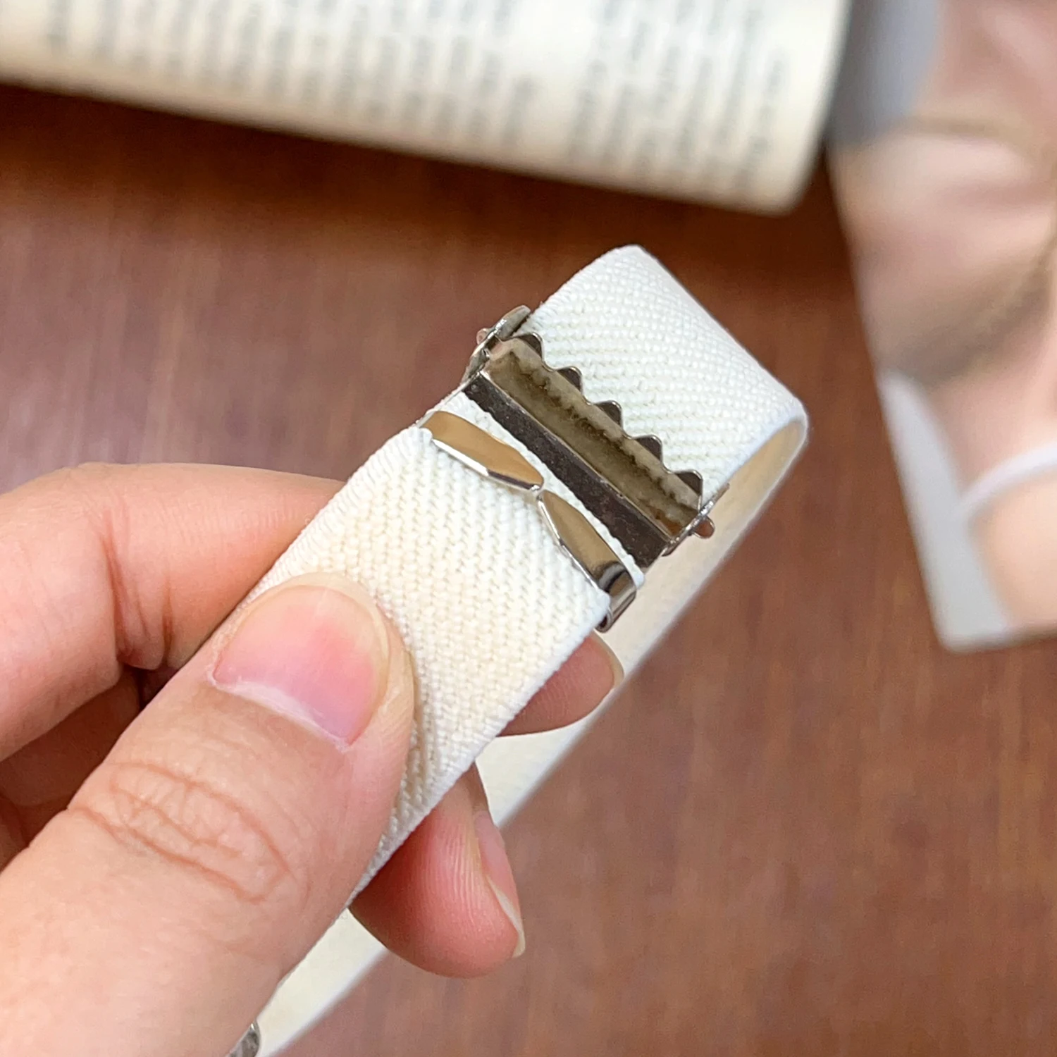 1 زوج شارة مرنة قميص كم حامل النساء الرجال موضة قابل للتعديل الذراع الأصفاد العصابات لحفل الزفاف الملابس والاكسسوارات