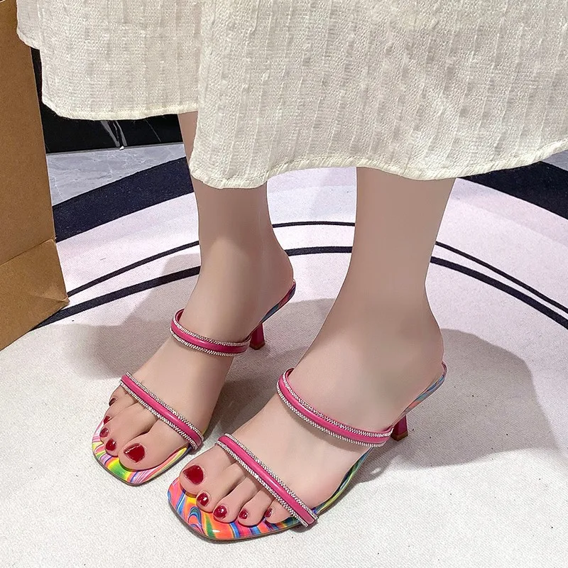 

Женские босоножки на высоком каблуке с квадратным носком и кристаллами, новинка 2023 года, летние модные женские тапочки, женская обувь для свадебной вечеринки на тонком каблуке