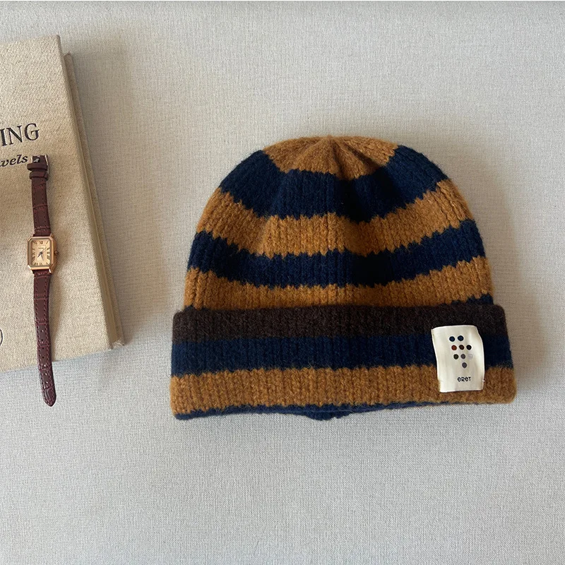 Japanische lässige, vielseitige gestreifte Strickmütze mit Herbst- und Winter-Patch-Design, warme Mütze mit umgerolltem Rand und Ohrenschutz – Detail 5