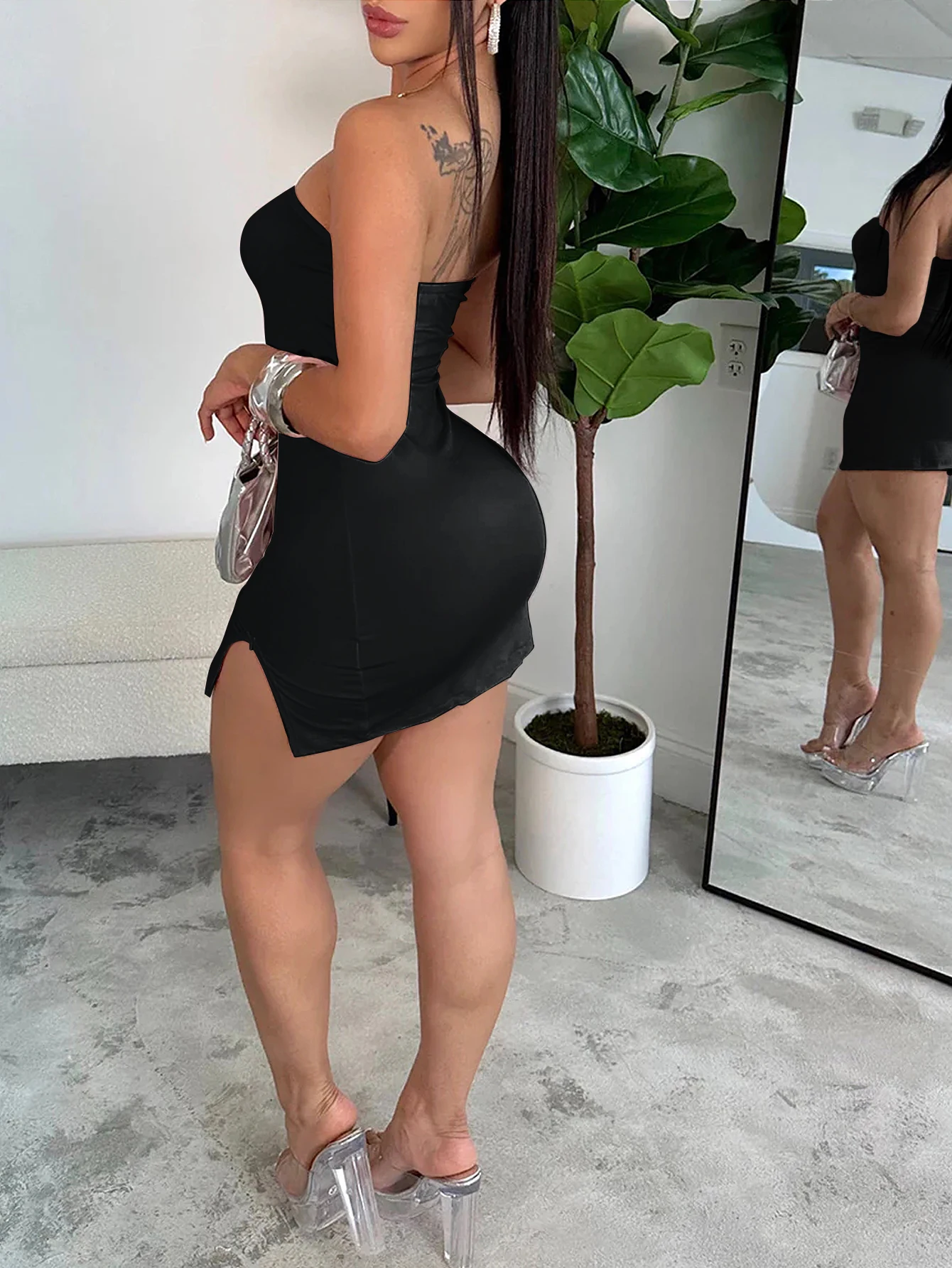 Damska sukienka na ramiączkach, jednolita, z wycięciem w kształcie serca, podkreślająca biodra.