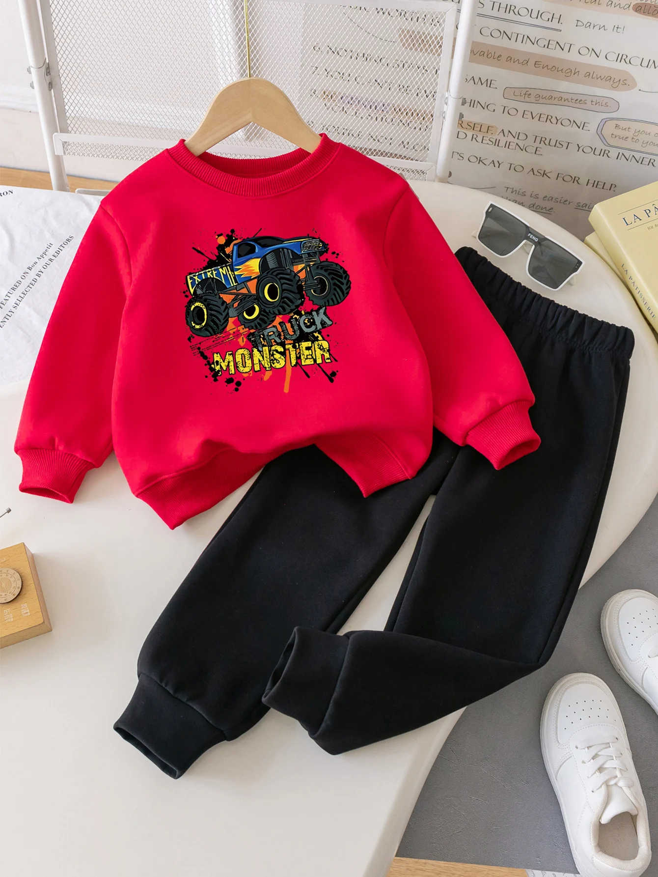 

Boys' versatile two-piece set, with printed sweatshirt on top and solid color pocket free pants on the bottom for autumn fashion