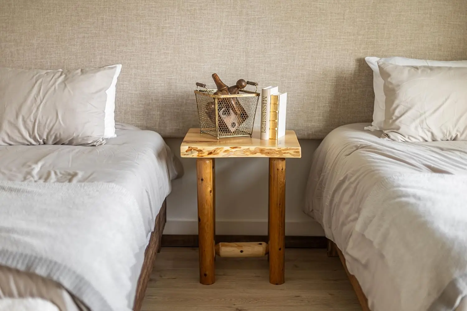 Srl rústica log mesa final, pinho e cedro, pequena mesa final interior, mesa final de madeira, lâmpada mesa, mesa de planta, noite Stand