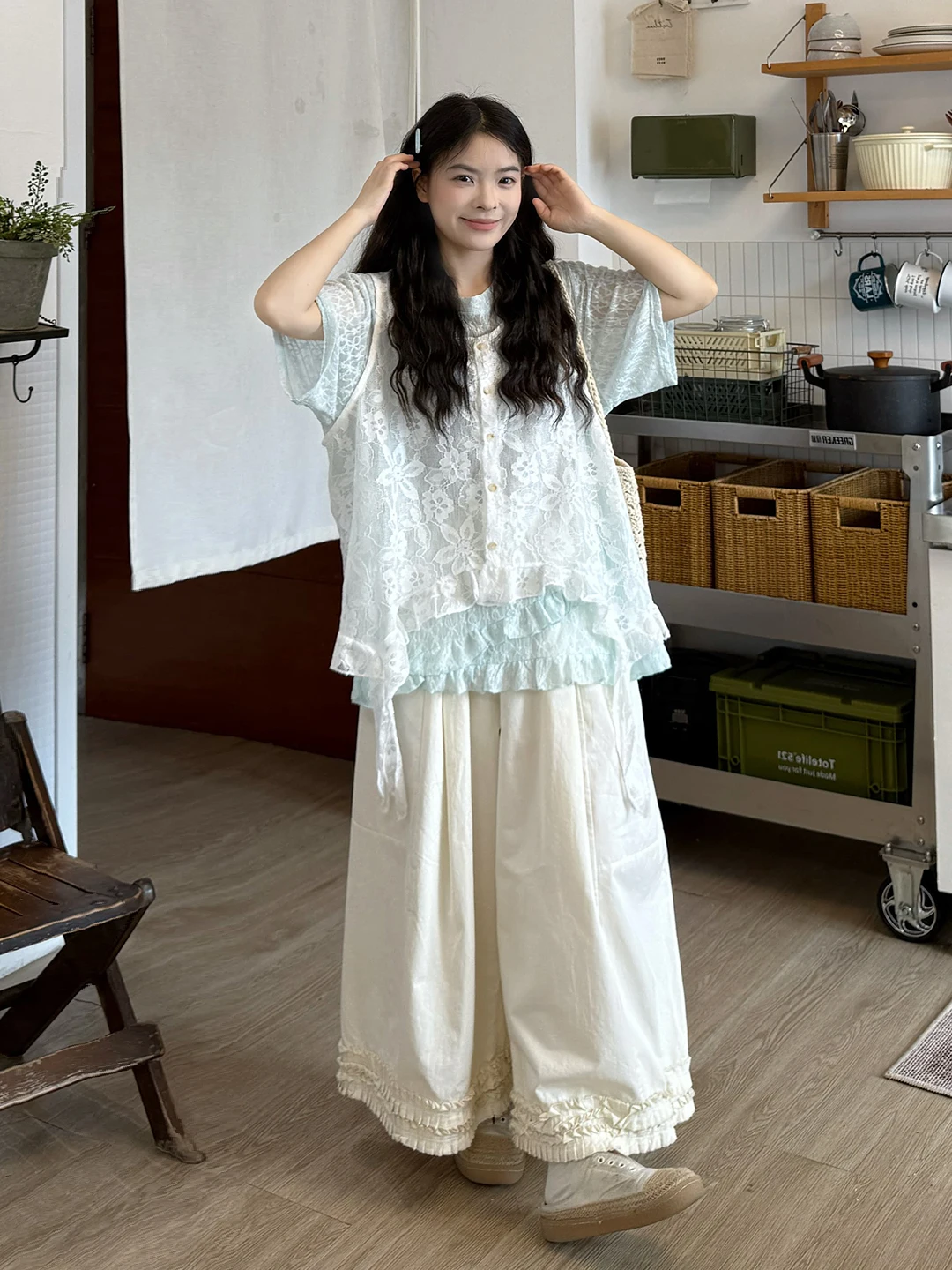 

Летний комплект из трех предметов: футболка с коротким рукавом, топ на бретелях и свободные брюки с кружевными вставками, в корейском стиле, для женщин, больших размеров.