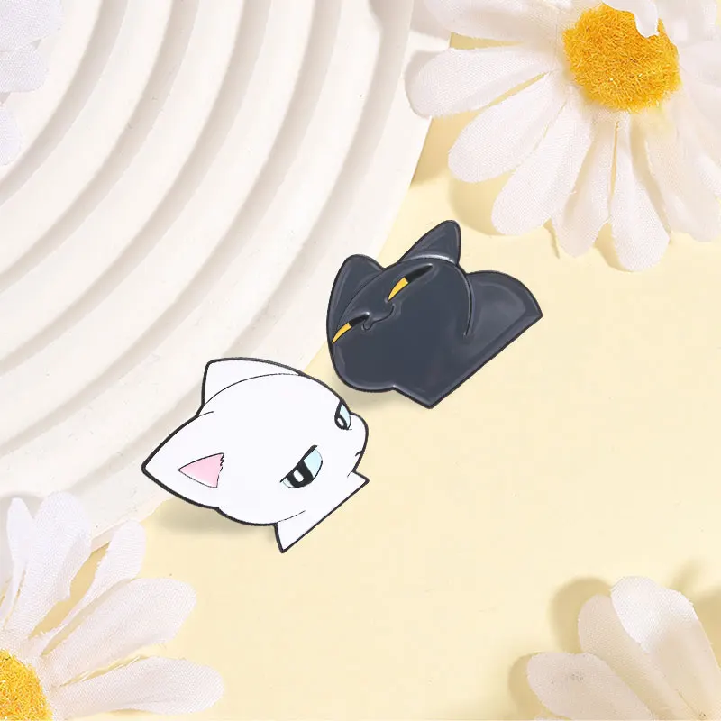 Paar-Katzen-Cartoon-Emaille-Pin: Süße schwarz-weiße Katzen-Brosche mit Strabismus & spähendem Blick für Paare, beste Freunde, Taschen- & Reversdekoration, Geschenk – Detail 5