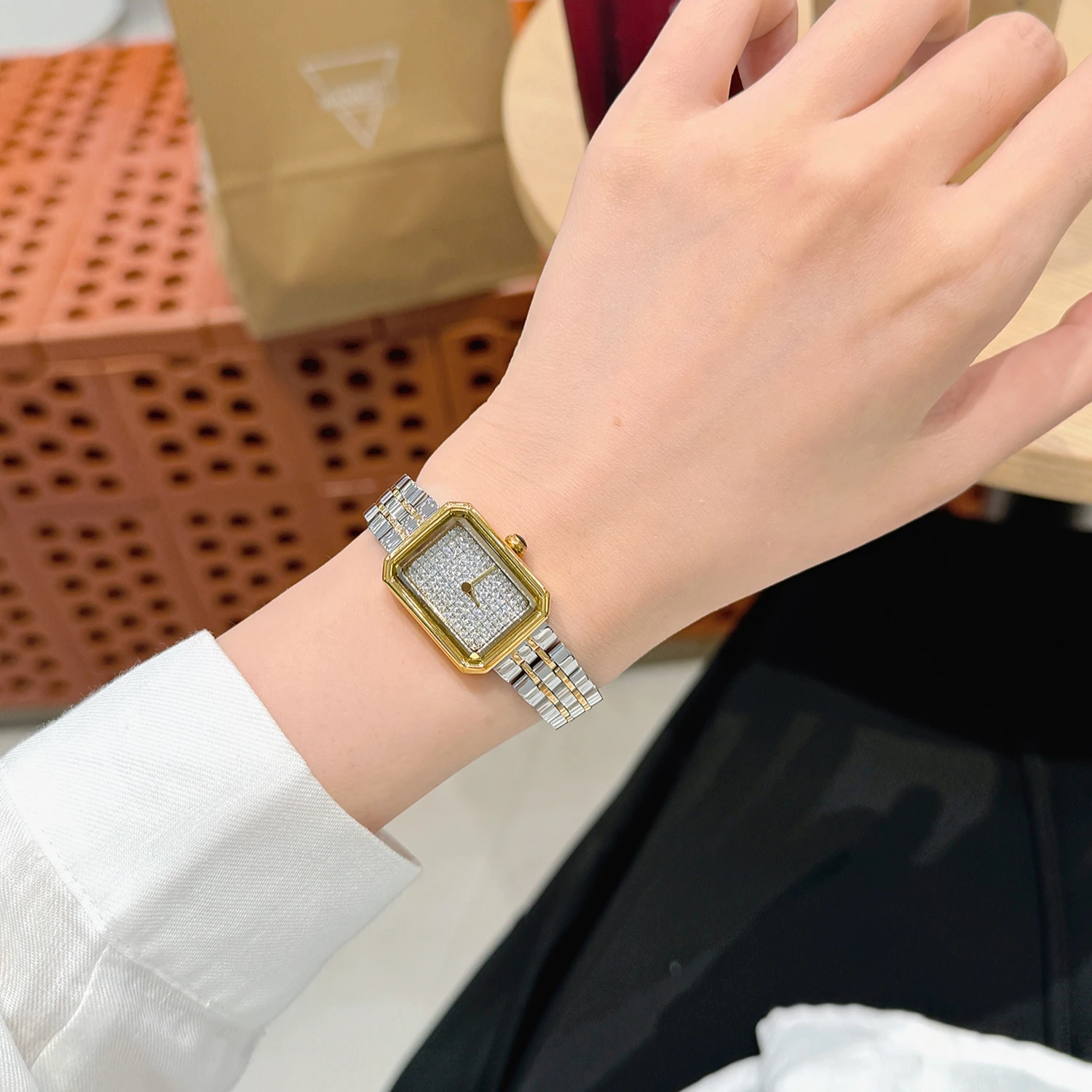 Top Brand Luxury Women's Full Diamond Watch Personalized Full Diamond Dial Fashion Quartz Watch Simple Casual Women's Gift Watch