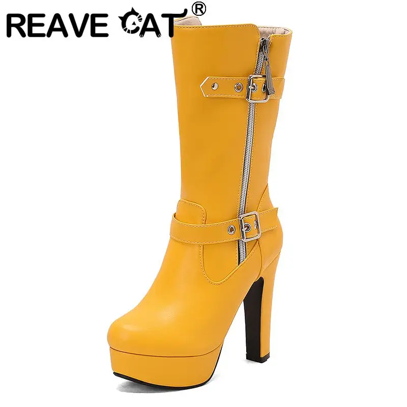 

REAVE CAT Женские сапоги до середины икры с круглым носком, высокий каблук 12 см, платформа 3,5 см, пряжки на молнии, размер 43 48 49 50 Стиль свиданий