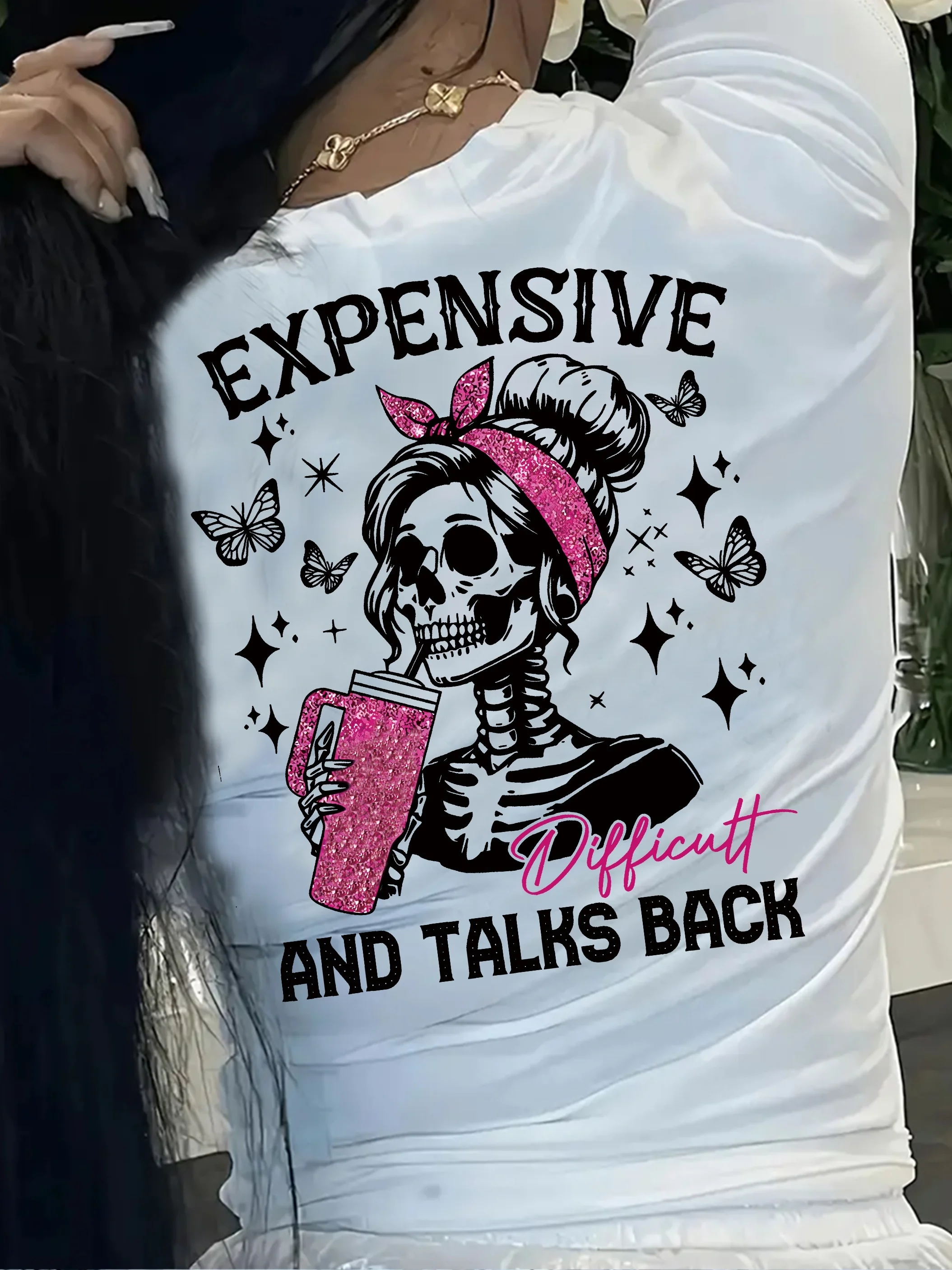 Damen-T-Shirt mit Totenkopf-Aufdruck – Edgy-Grafik-Oberteil mit Rundhalsausschnitt und Schmetterlings- und Sternen-Design, „Dure Talks Back“-Slogan
