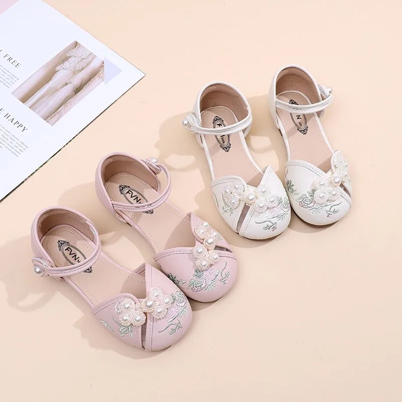 

Little Girls Floral Embroidered Sandals 2026 New Summer Kids Ethnic Style Leather Shoes Non-slip Trendy Princess Party Footwear