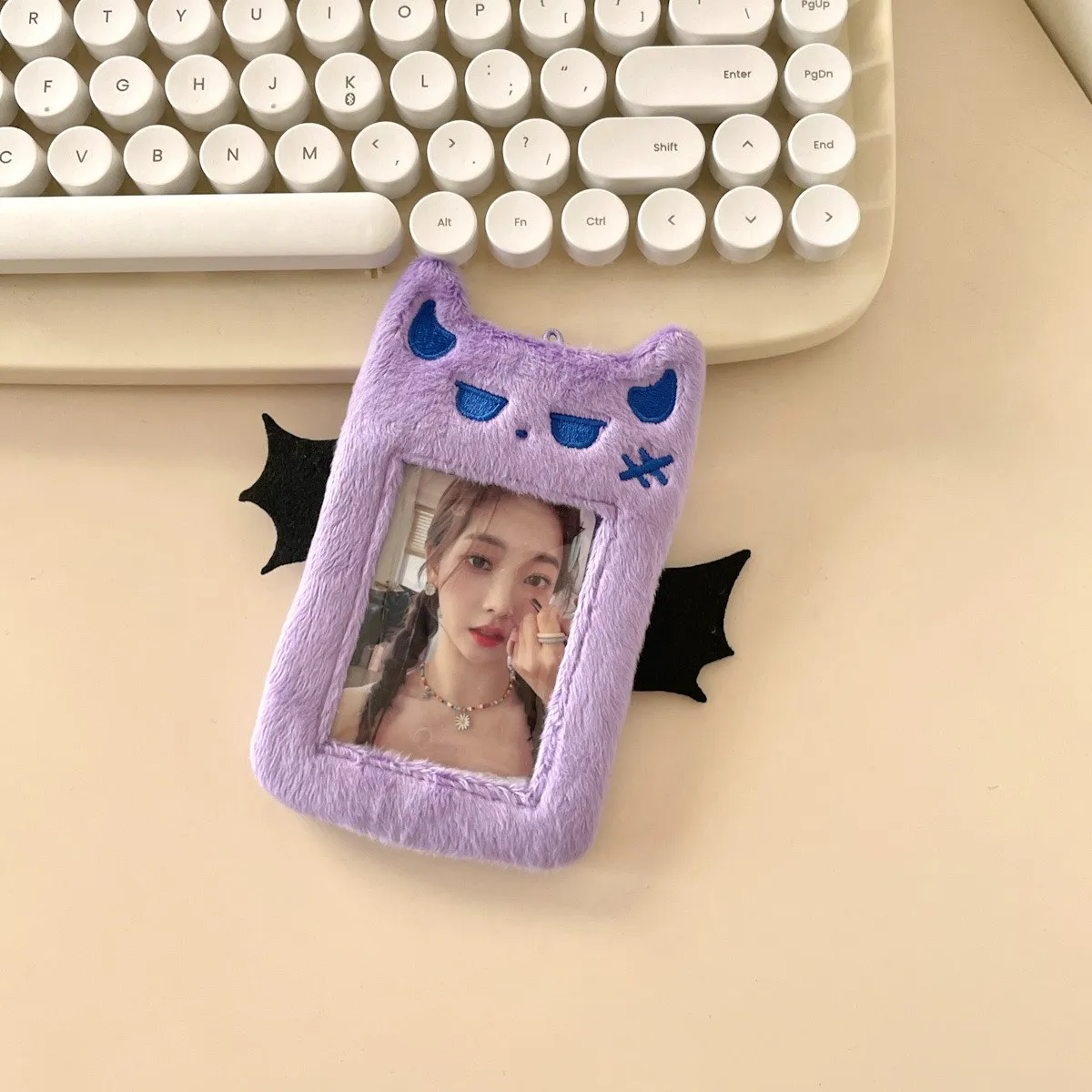 Soporte para sesión fotográfica de felpa del diablo Púrpura pequeño Kawaii, cubierta protectora para tarjeta de autobús, bolsa colgante, papelería,