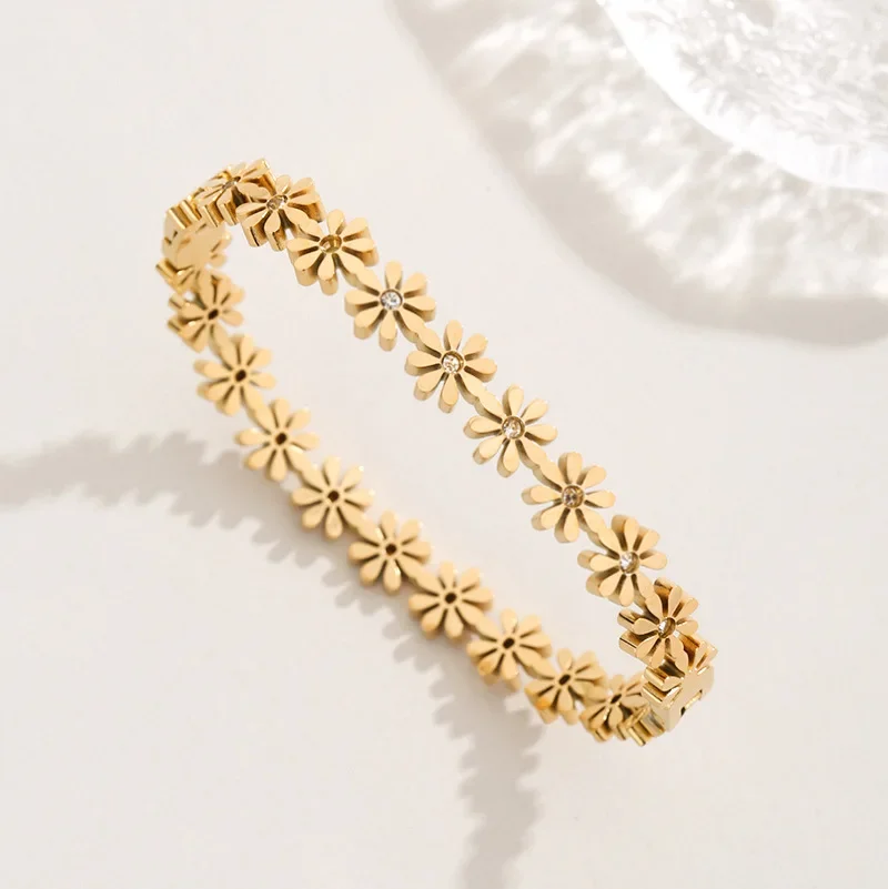 Luxury Little Daisy Titanium Steel Bracelet for Female Minority Design: Light Luxury Stainless Steel Handpiece Bangles