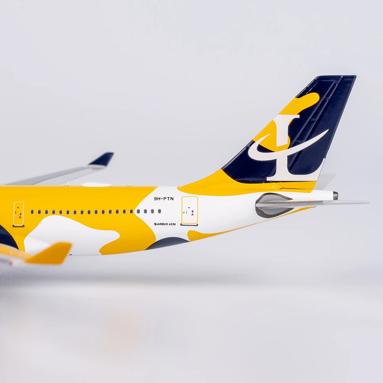 61098 سبيكة تحصيل طائرة هدية NG نموذج 1:400 Luke Air Airbus A330-200 دييكاست طائرة نموذج طائرة 9H-PTN وبطاقة نقطة