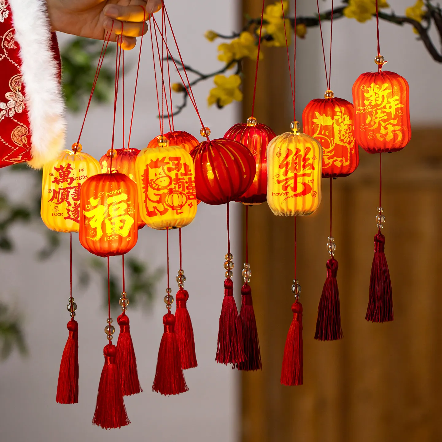 

2026 New Year Mini Red Lantern Hanging Decor Chinese Style Winter Melon Lantern for Spring Festival Tree Outdoor Decoration