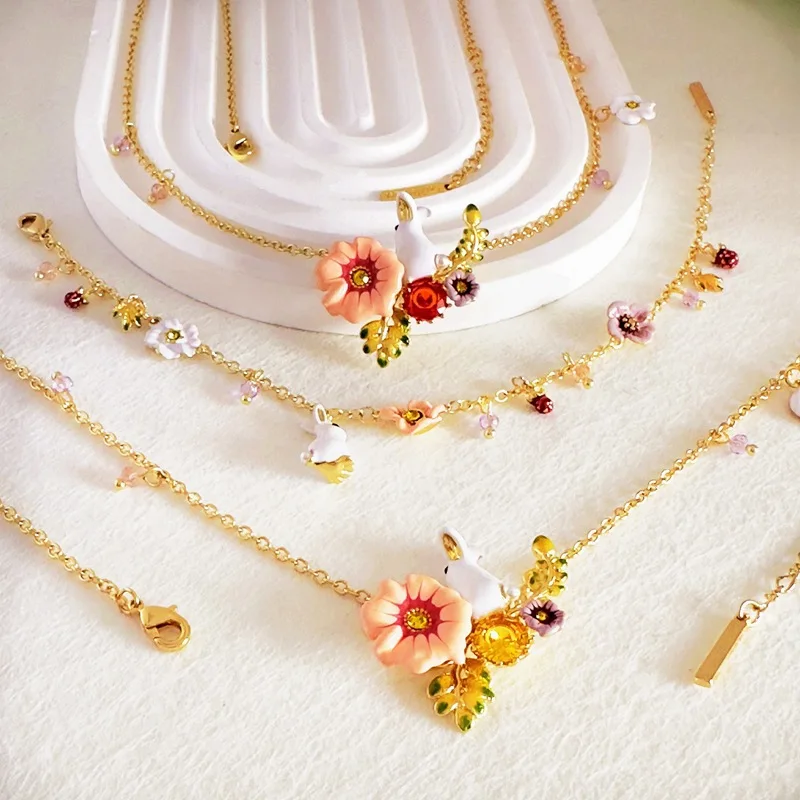Image of 2026 Dopamin-Ästhetik 18K vergoldetes, emailliertes Zauberhase-Blumen-Schmuckset: Halskette, Armband und Schlüsselbeinkette für Damen