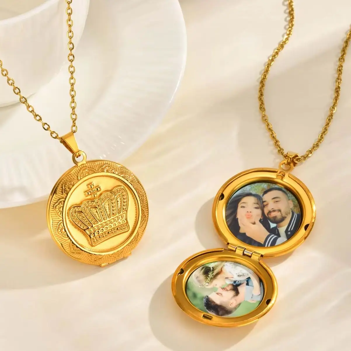 

Vnox Free Custom Photo Crown Necklaces, Stainless Steel Round Holds Image Picture Pendant, Family Memorial Locket Jewelry Gifts