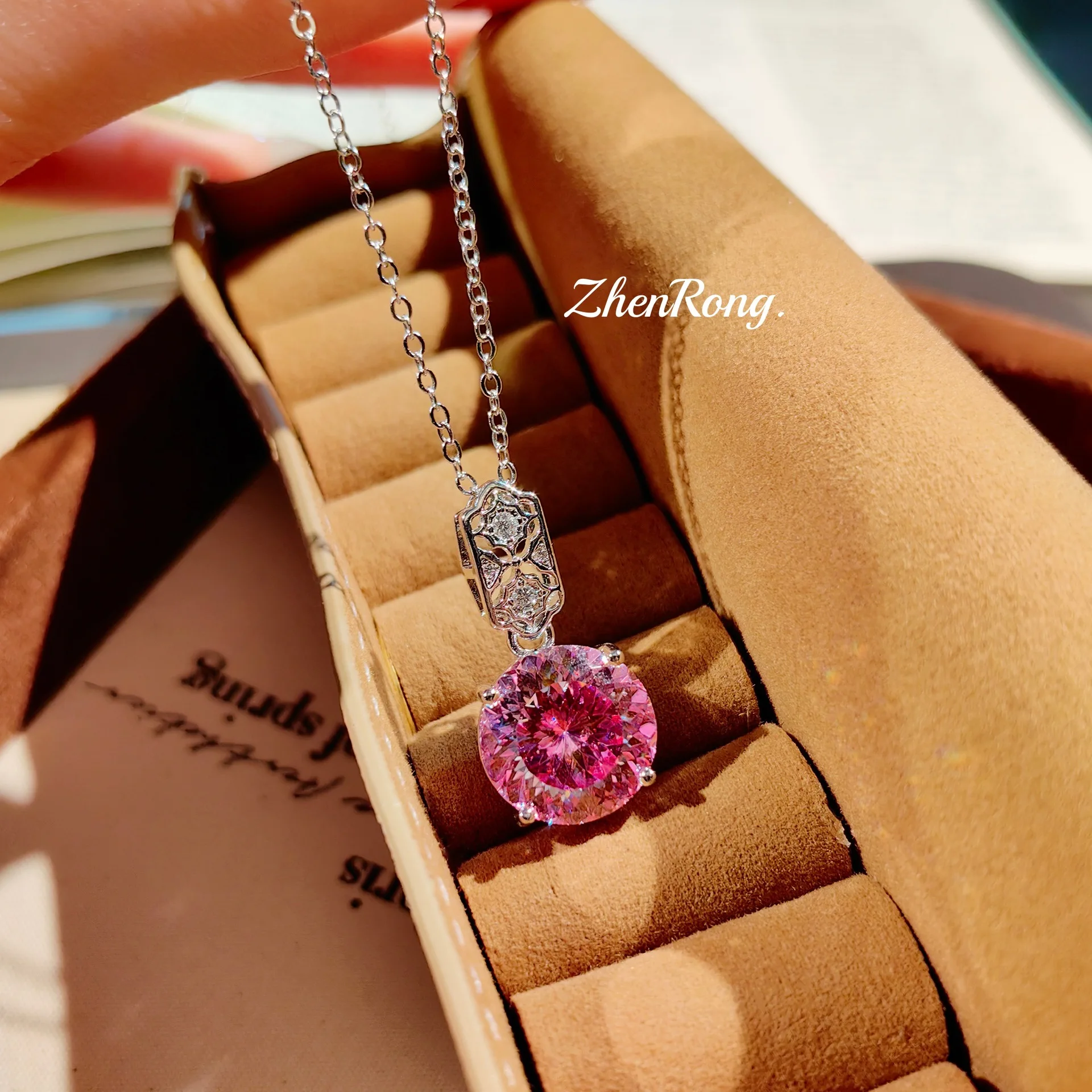 Modischer Schmuck: Wunderschöner Zirkonia-Anhänger mit Paraiaba-Schliff, Ohrringe mit Rosenschliff-Diamanten, königsblauer Ring – Damen-Hochzeits – Detail 11