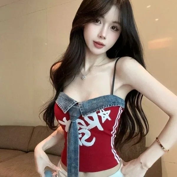 Top de mezclilla estilo americano con tirantes rojos para mujer, top de tubo de un solo hombro, estilo chica tailandesa picante, para verano al aire libre, único y hermoso, de manga corta.