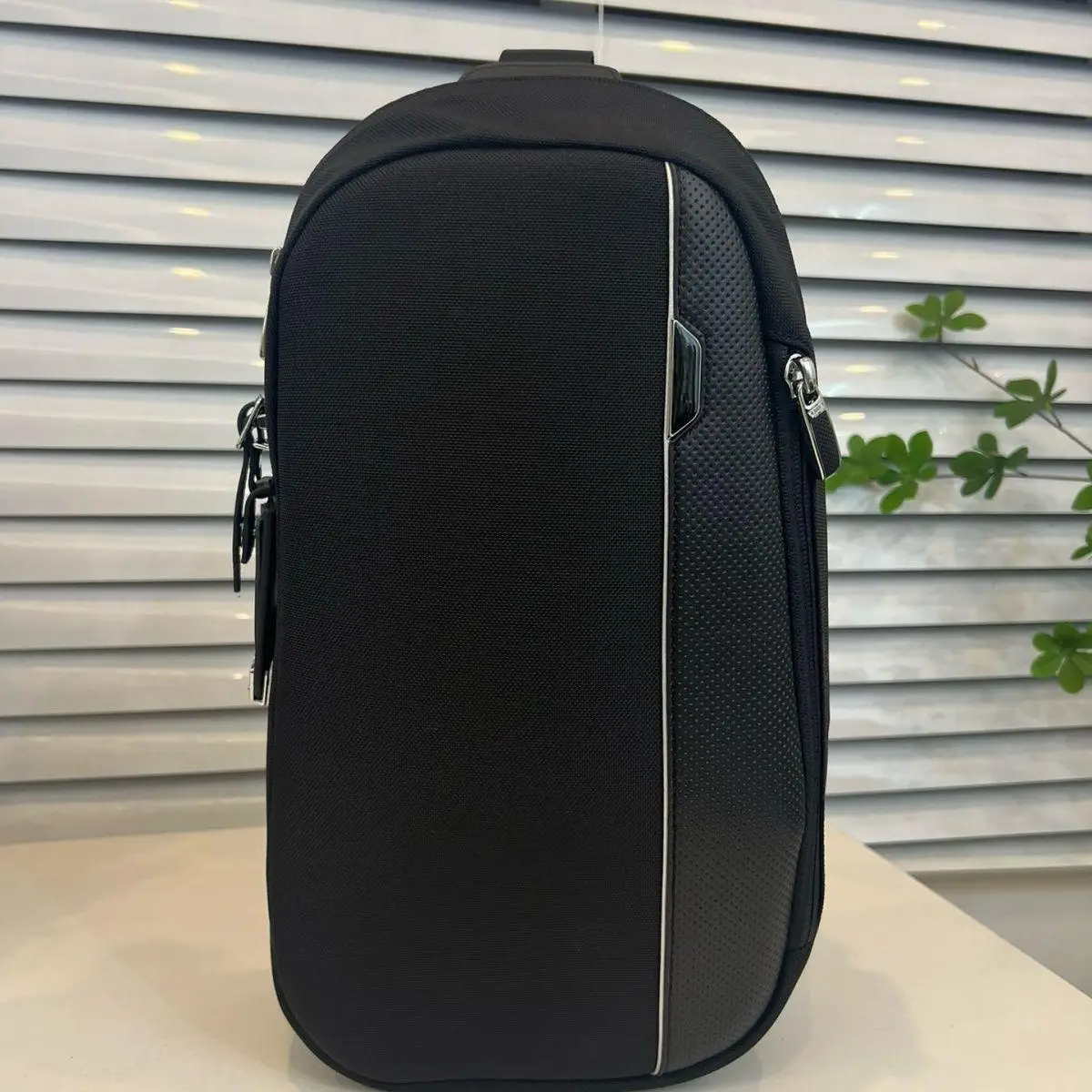 

Men's Stylish Chest Bag, Cool Design Business Casual Travel Crossbody Sling Shoulder Pack 25503010