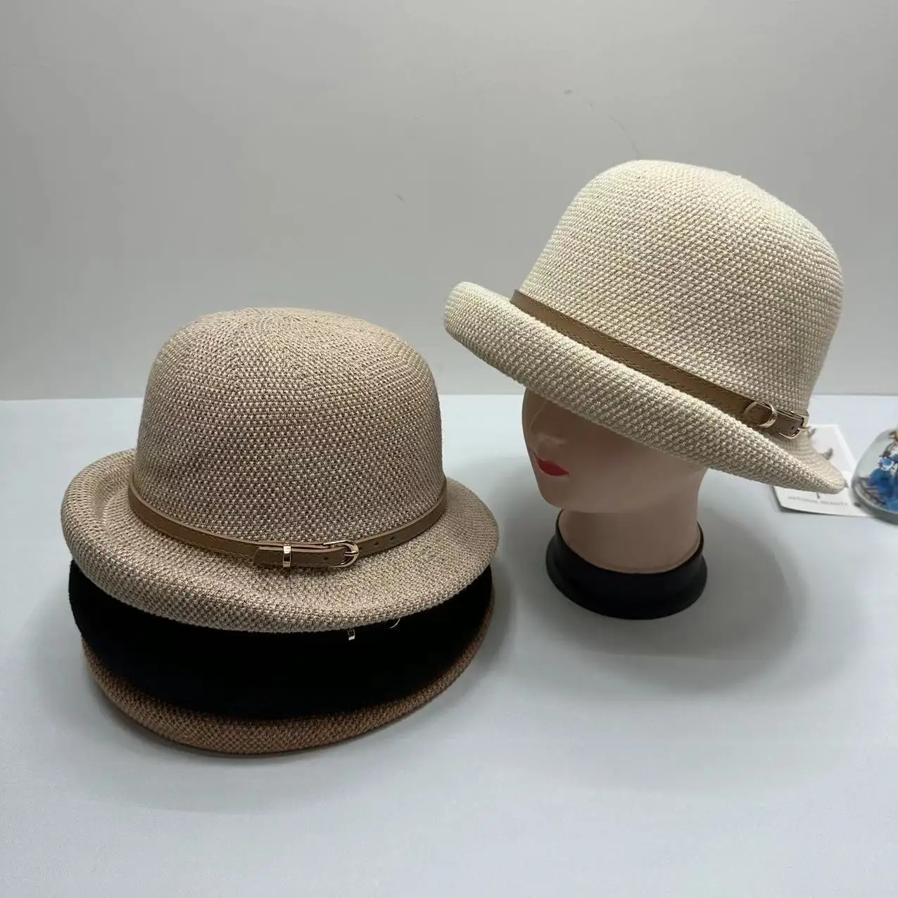 قبعة دلو محبوكة خفيفة الوزن بإبزيم جلدي للربيع والصيف والحماية من الشمس على الطراز البريطاني عصرية للسفر ومتعددة الاستخدامات