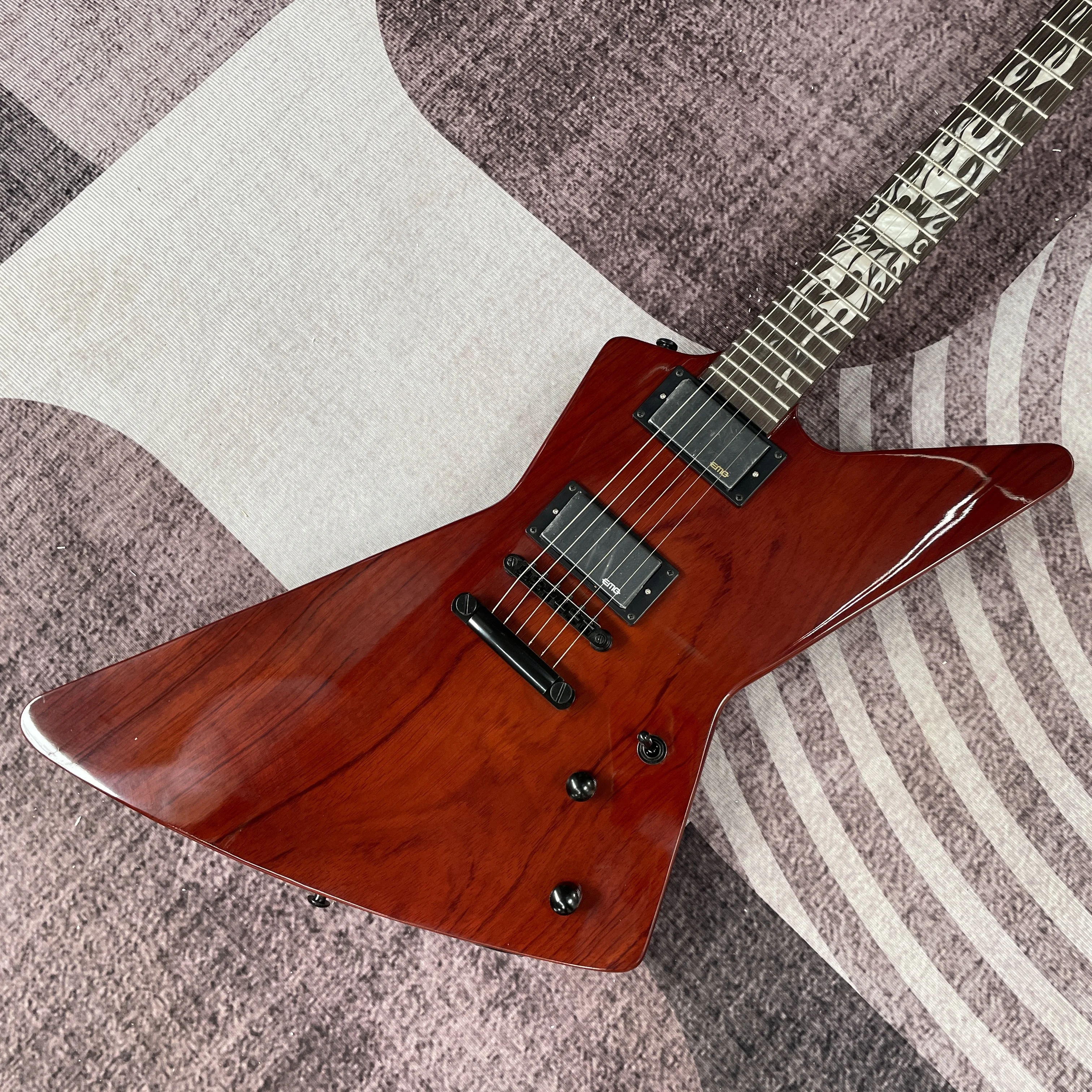 

Красная электрогитара, обеспечивающая точную и быструю игру с ярким сценическим выступлением, 22-позиционная, с черной фурнитурой.