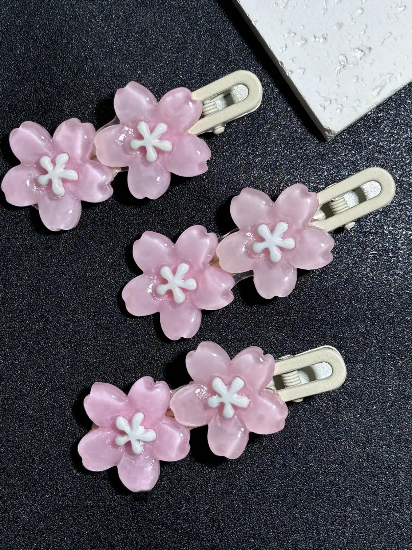 

Набор из 3 розовых заколок для волос с цветочным узором и белым центром — заколки-крабики в нежном стиле для женщин и девочек