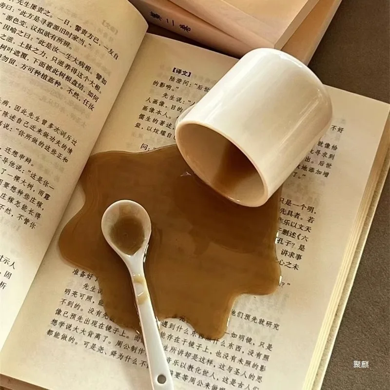 

Creative Design Spilled Coffee, Novel and Quirky Desktop Decoration Toys, Funny Phone Holders, Interesting Gifts