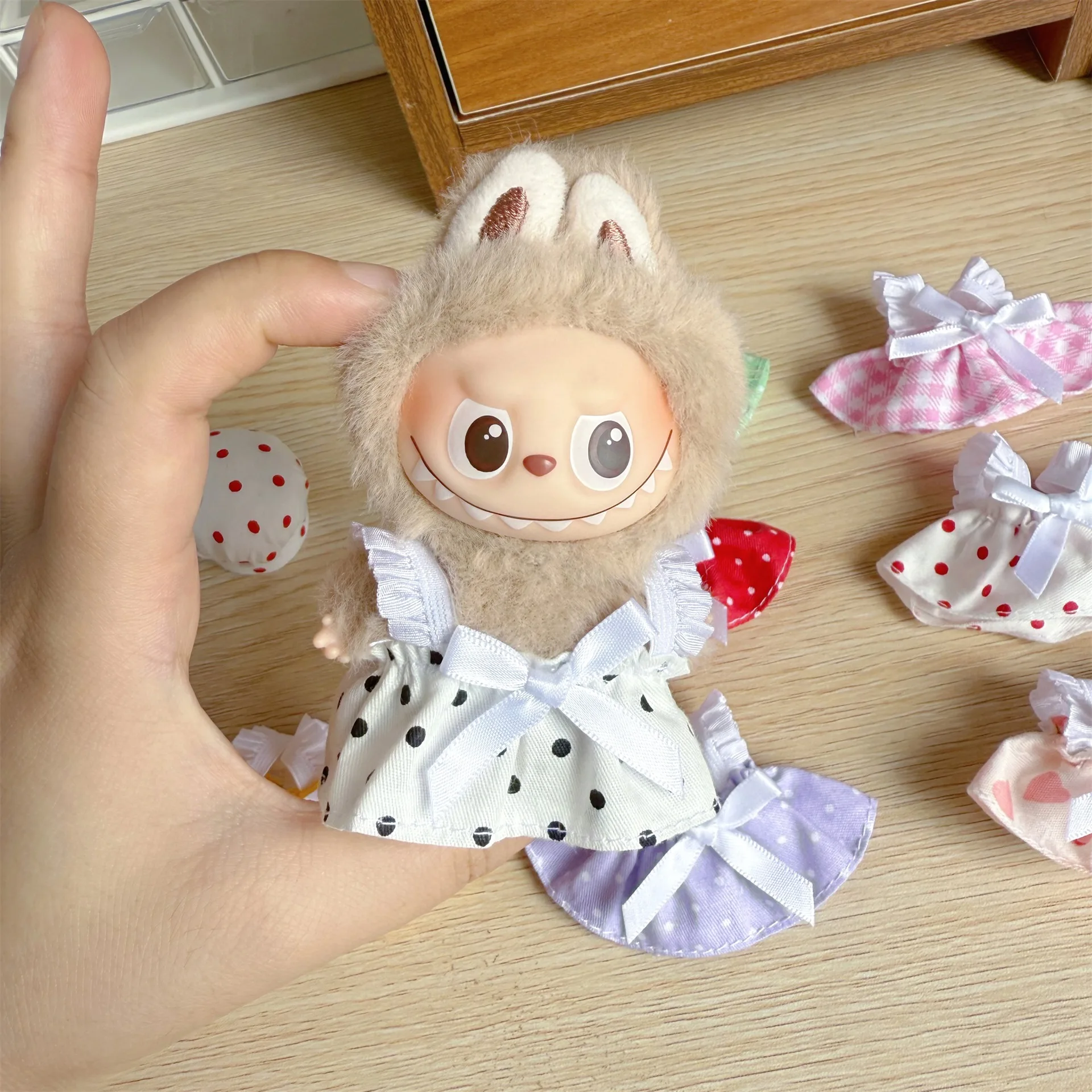 

New 10cm Mini LABUBU 4.0 Heart Code Series Doll Clothes Macaron-Colored Hand-Knitted Hat Scarf Plaid Skirt 3-Piece Set