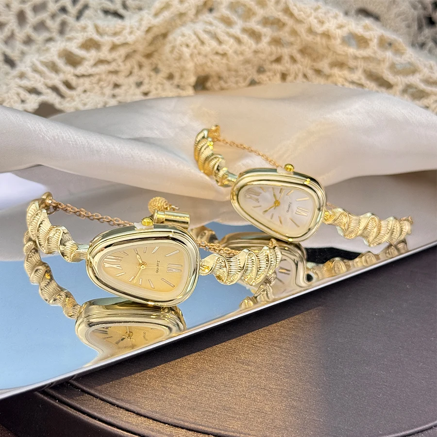 ساعة كوارتز أنيقة على شكل ثعبان للسيدات على الطراز الأوروبي والأمريكي، إكسسوارات عصرية أنيقة بأرقام رومانية فاخرة