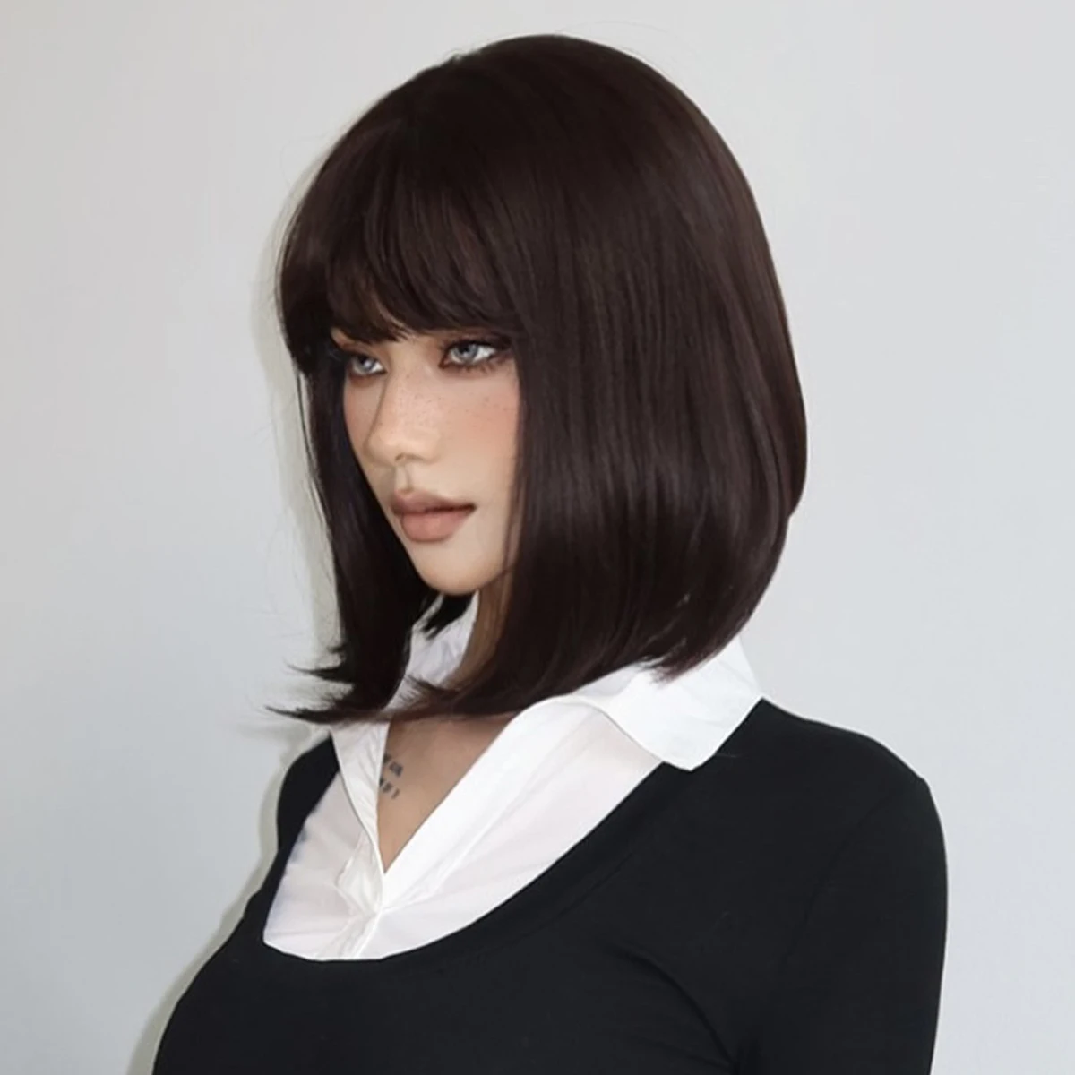 Short Straight Dark Brown Bob Wigs Synthetic Natural Wigs with Bangs for Women Daily Cosplay Use Heat Resistant Fiber Wigs