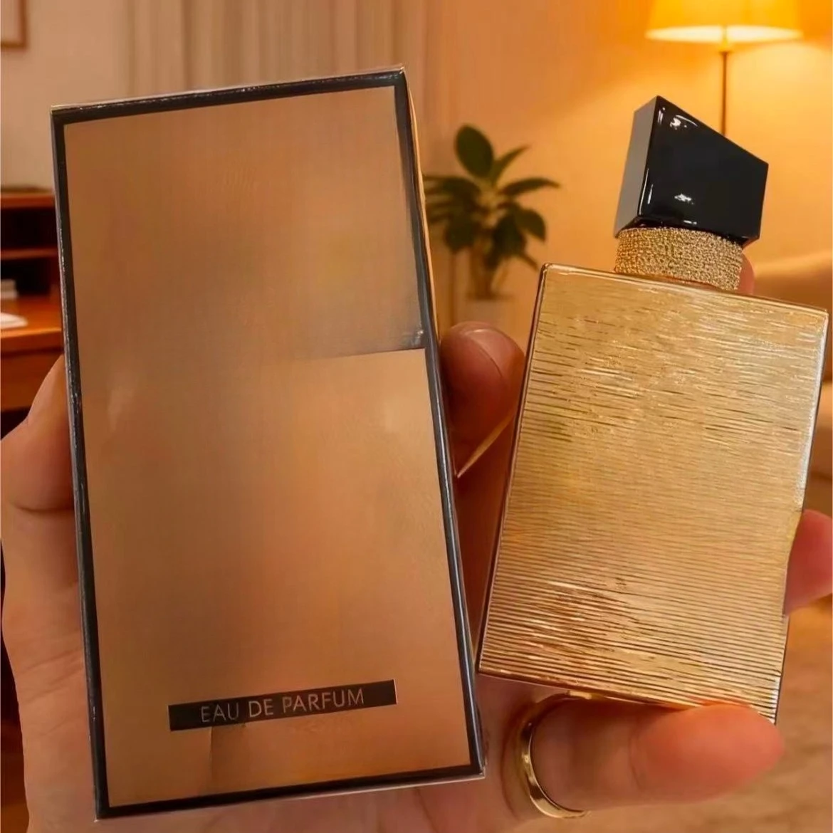 Le parfum de marque 90ML exude un parfum riche et doux subtil. Il parfum est délicat pour un plaisir essentiel pour les déplacements quotidiens.