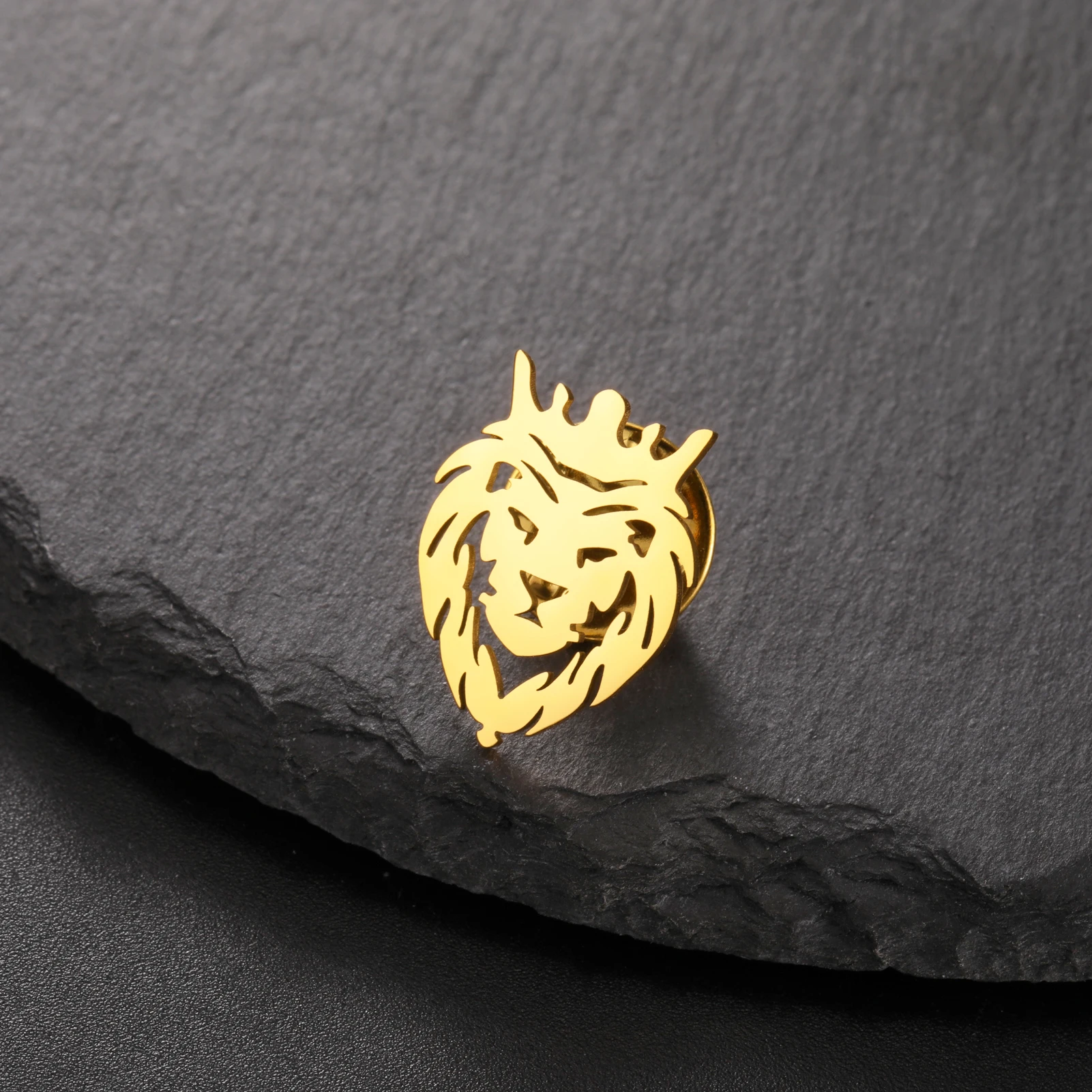 Skyrim Krone Löwe Pin Brosche für Männer Frauen Edelstahl Punk Tier Anzug Kragen Abzeichen Hochzeit Schmuck Geschenk Großhandel – Detail 5