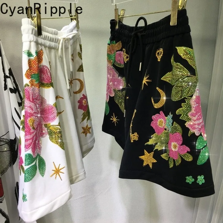 

Широкие женские шорты большого размера, весна-лето, свободного кроя, с модным декором из стразов и цветов, универсальные, на резинке, повседневные, широкие штанины, А-силуэт