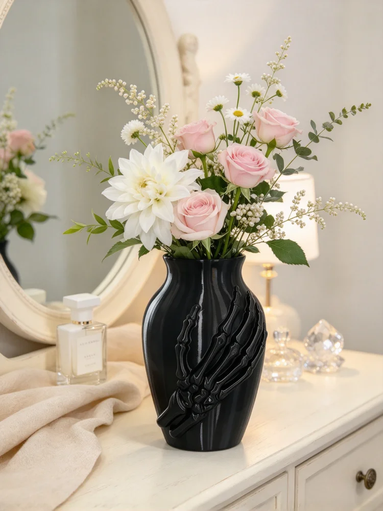 Black Petg 3D Printed Skeleton Hand Floral Vase, Embossed Skeleton Hand Design, Layered Printed Texture, Smooth and Delicate Petg Surface, Integrated Oval-Shaped Mouth, Classic Vase Shape, Gothic Dark Aesthetics, Elegant and Modern with a Avant-Garde Feel, Halloween Decorative Piece, 15cm Small Vase, Suitable for Placing Dried Flowers and Fresh Flowers, Lightweight and Shatterproof, for Living Room, Bedroom, Bathroom, Office